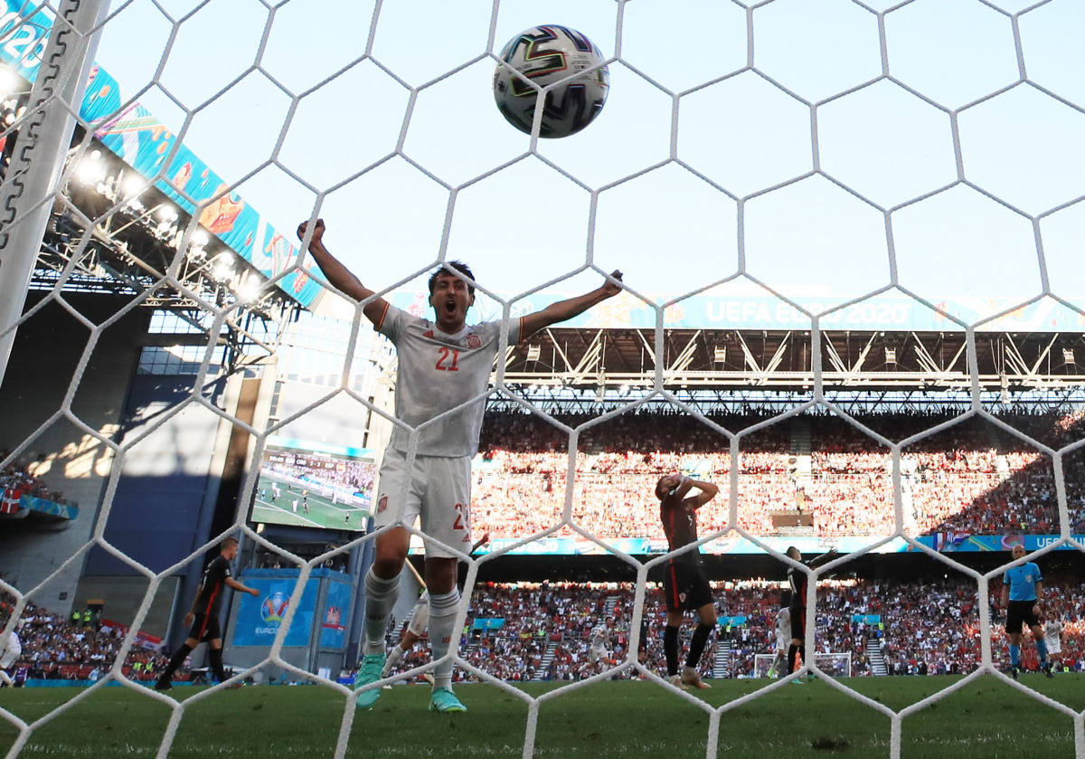 Soccer Football - Euro 2020 - Round of 16 - Croatia v Spain - Parken Stadium, Copenhagen, Denmark - June 28, 2021 Spain's Mikel Oyarzabal celebrates scoring their fifth goal with teammates Pool via REUTERS/Wolfgang Rattay

