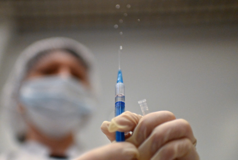 A healthcare worker prepares a dose of Sputnik V (Gam-COVID-Vac) vaccine against the coronavirus disease (COVID-19) in a vaccination centre at a shopping mall in Omsk, Russia, June 29, 2021. REUTERS/Alexey Malgavko