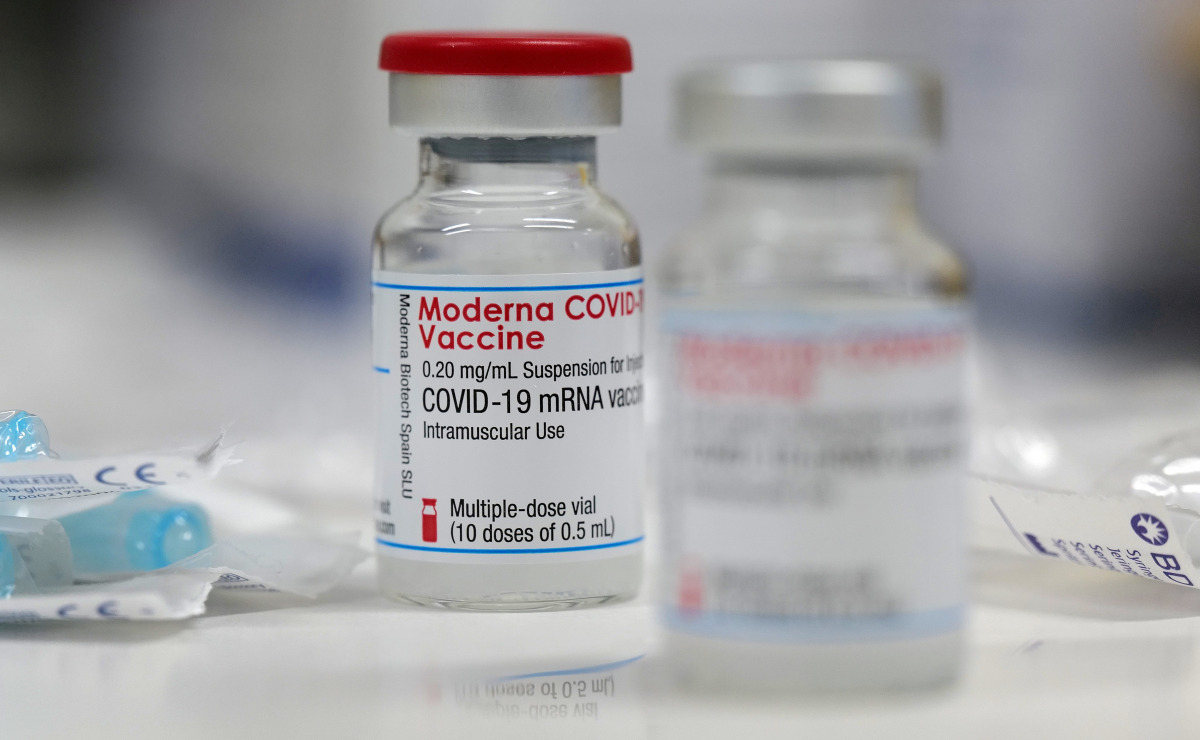 FILE PHOTO: A vial of the Moderna COVID-19 vaccine is seen at a clinic in Aschaffenburg, Germany, January 15, 2021. REUTERS/Kai Pfaffenbach/File PhotO/File Photo
