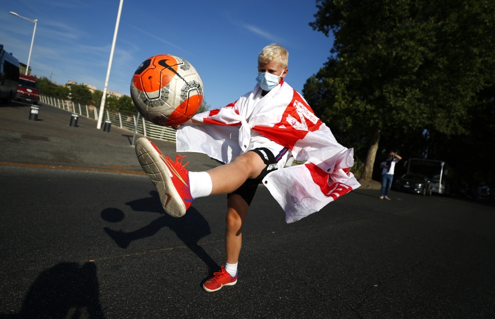  England fan with an England flag in Rome (REUTERS/Guglielmo Mangiapane)