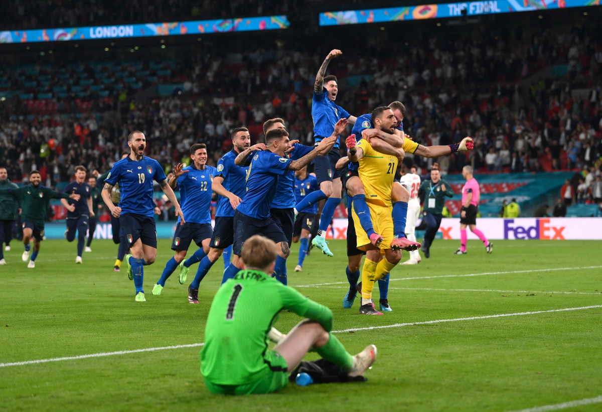 Soccer Football - Euro 2020 - Final - Italy v England - Wembley Stadium, London, Britain - July 11, 2021 Italy's Gianluigi Donnarumma celebrates winning Euro 2020 with teammates Pool via REUTERS/Laurence Griffiths
