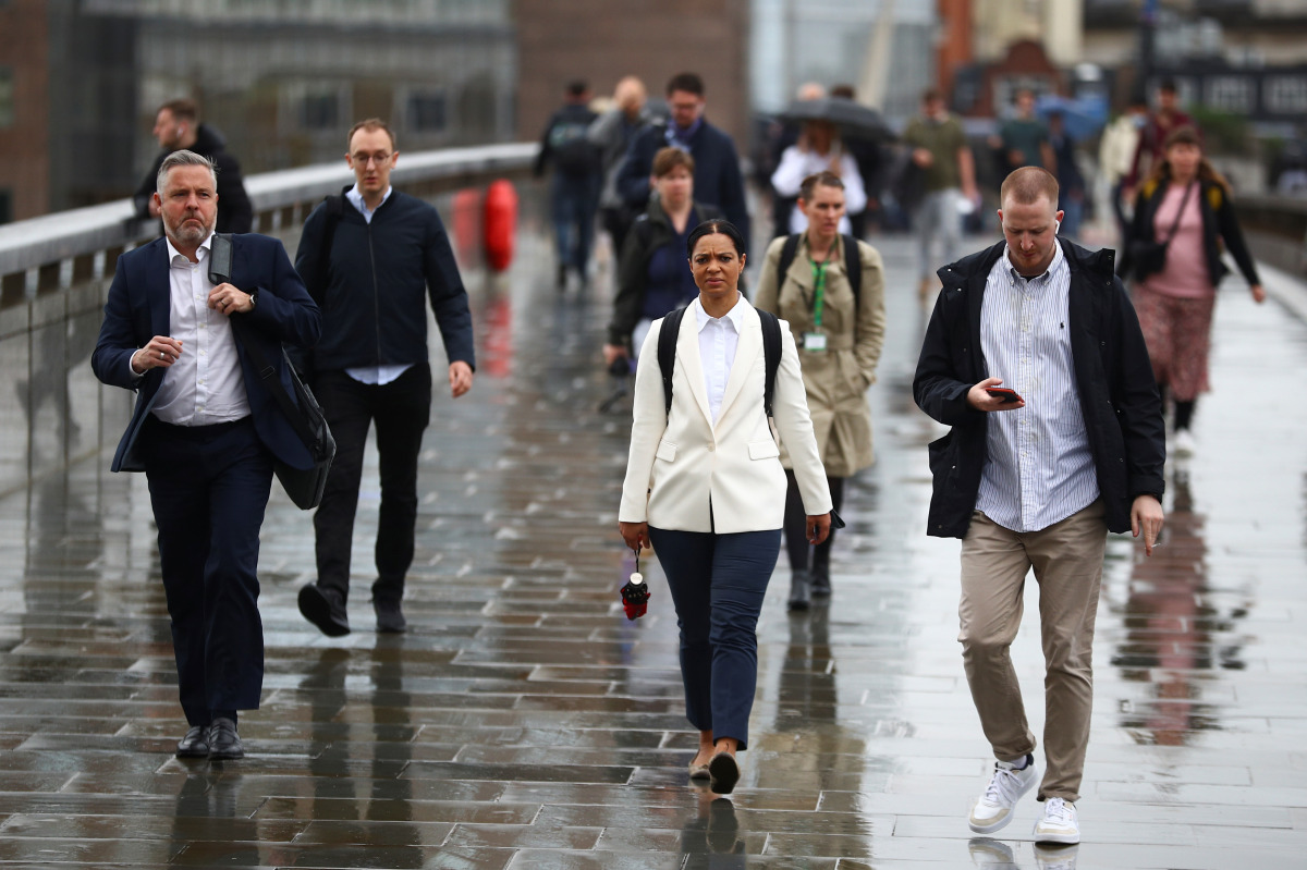 Commuters cross the London Bridge, amid the spread of the coronavirus disease (COVID-19), in London, Britain July 6, 2021. REUTERS/Hannah McKay
