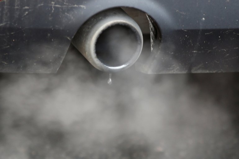 An exhaust emits fumes as a car is driven through Richmond in London, Britain December 2, 2016. REUTERS/Peter Nicholls/File Photo
