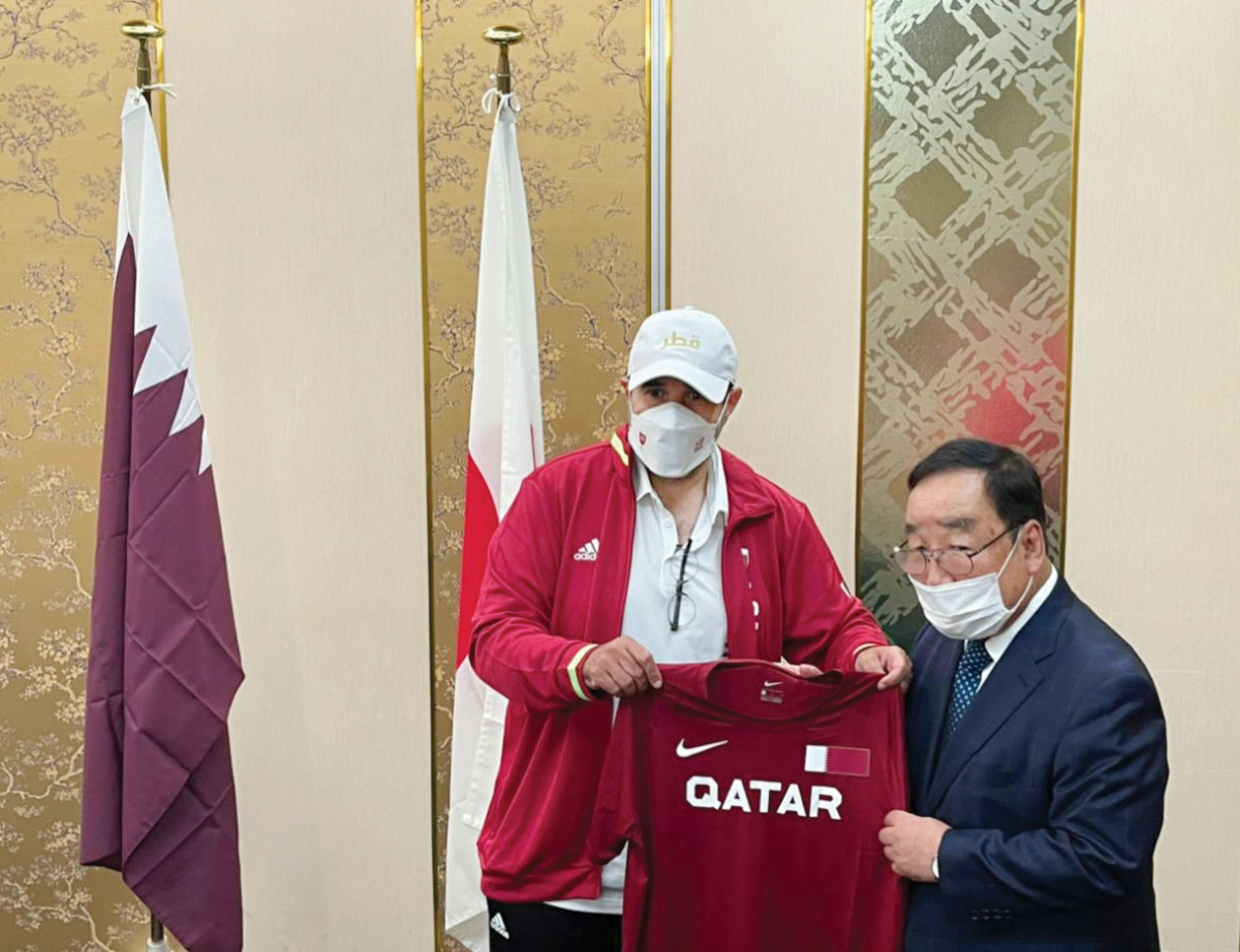 Dr. Thani Al Kuwari (left), President of the Qatar Athletics Federation, presenting a team jersey to the Mayor of Takasaki. Kenji Tomioka during a welcoming ceremony held yesterday.