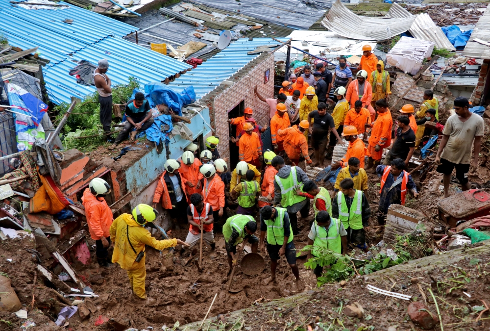 Rescue workers search for survivors after a residential house collapsed due to landslide caused by heavy rainfall in Mumbai, India, July 18, 2021. REUTERS/Niharika Kulkarni