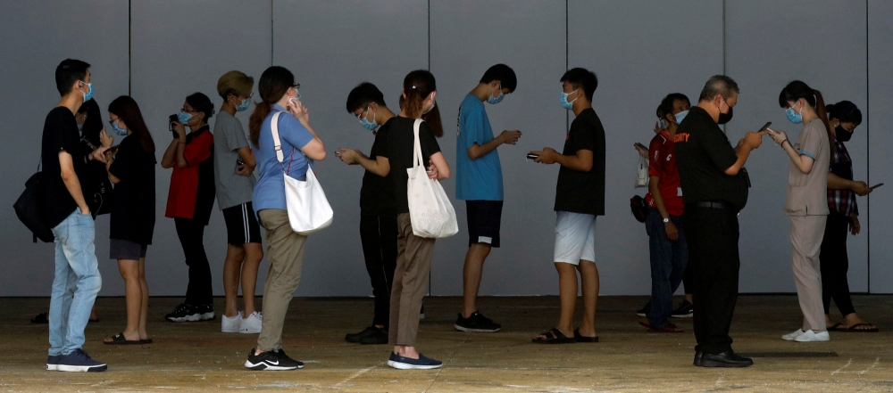People who had visited a mall which became a coronavirus disease (COVID-19) cluster, queue up for their swab tests in Singapore May 20, 2021. REUTERS/Edgar Su/File Photo