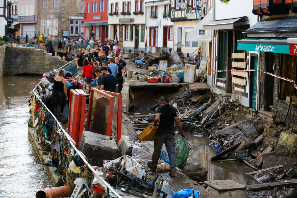 Police officers and volunteers clean rubble in an area affected by floods caused by heavy rainfalls in Bad Muenstereifel, Germany, July 18, 2021. REUTERS/Thilo Schmuelgen
