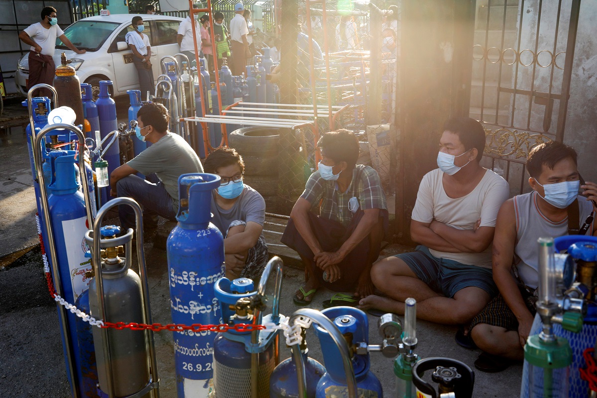 Locals line up with their tanks to refill oxygen during the coronavirus disease (COVID-19) outbreak in Yangon, Myanmar, July 14, 2021. Reuters/Stringer/File Photo