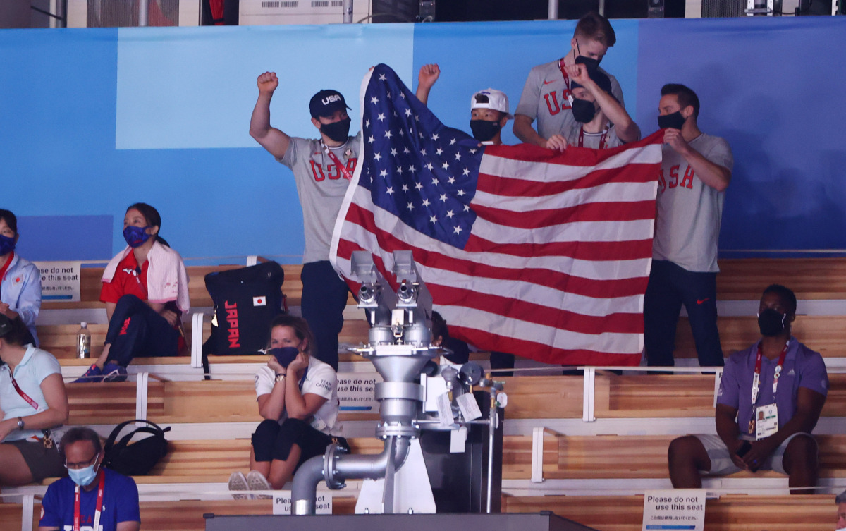 Men's team of United States cheers on women's team of United States. Reuters/Lindsey Wasson