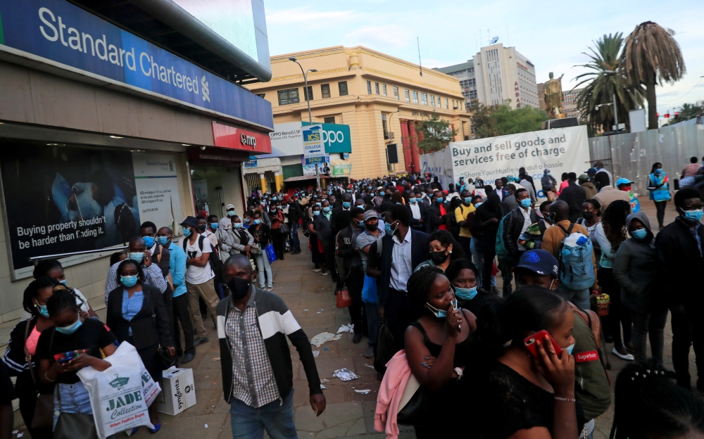 Residents queue for public transport before the extended curfew to curb the spread of the coronavirus disease (COVID-19), in downtown Nairobi, Kenya April 20, 2021. REUTERS/Thomas Mukoya/File Photo