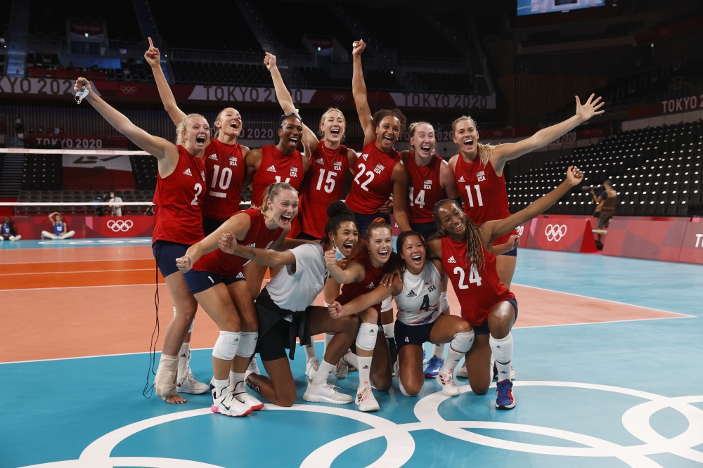 Tokyo 2020 Olympics - Volleyball - Women's Pool B - United States v Italy - Ariake Arena, Tokyo, Japan - August 2, 2021. Team members of the United States pose for a photo after the match. REUTERS/Valentyn Ogirenko
