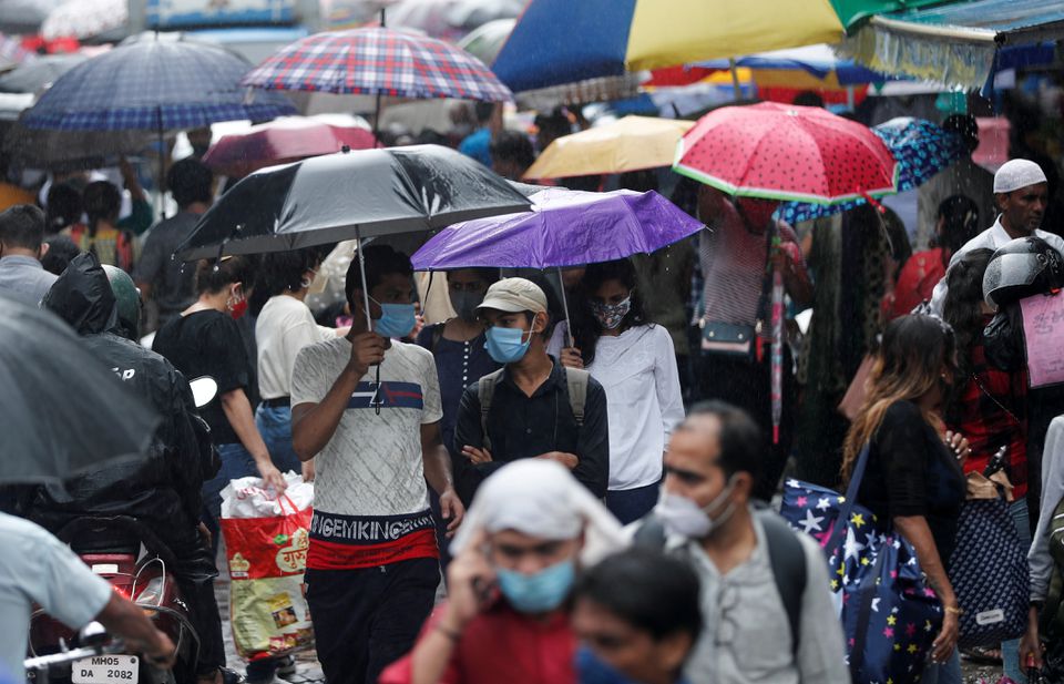 People walk through a crowded market on a rainy day amidst the spread of the coronavirus disease (COVID-19) in Mumbai, India, July 14, 2021. REUTERS/Francis Mascarenhas/File Photo

