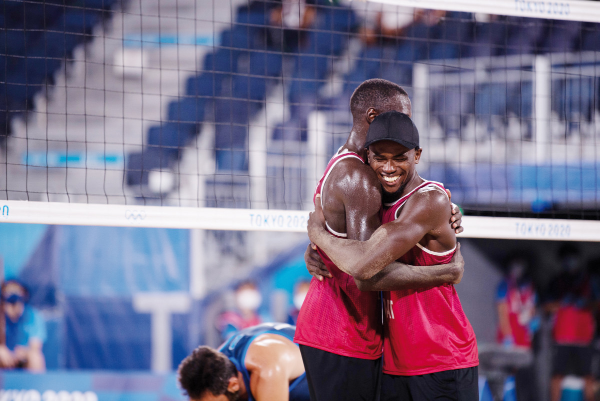 Qatar's Ahmed Tijan shoots to score against Italy’s Paolo Nicolai and Daniele Lupo during their quarter-final match yesterday.