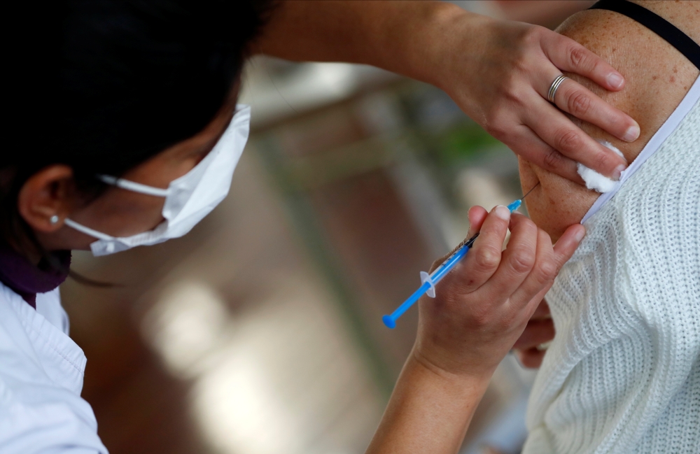 A health worker injects a dose of the Sputnik V (Gam-COVID-Vac) vaccine at a COVID-19 vaccination center in Buenos Aires, Argentina August 6, 2021. Reuters/Agustin Marcarian