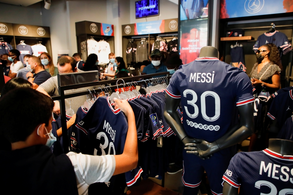 Fans buy Paris St Germain Messi football jerseys inside a Paris St Germain shop in Paris, France, August 11, 2021. REUTERS/Sarah Meyssonnier
