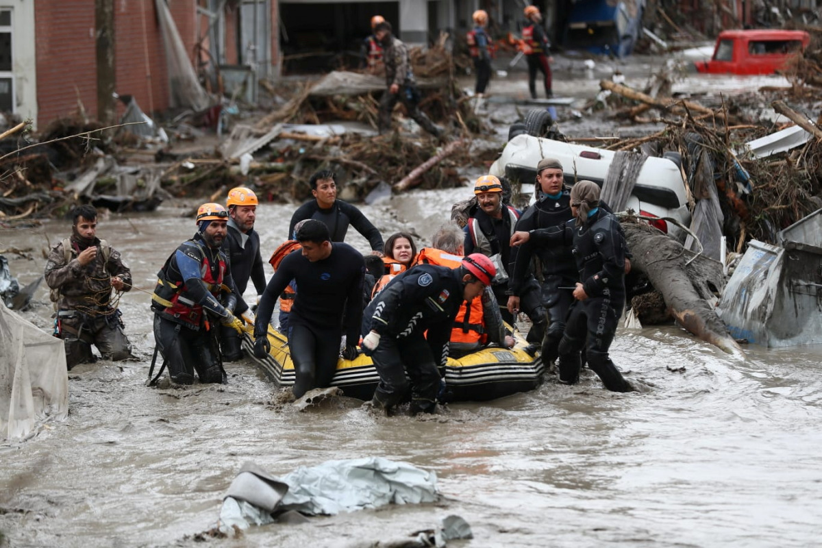 Search and Rescue team members evacuate locals during flash floods which have swept through towns in the Turkish Black Sea region, in Bozkurt, a town in Kastamonu province, Turkey, August 12, 2021. Picture taken August 12, 2021. Onder Godez/Ministry of In