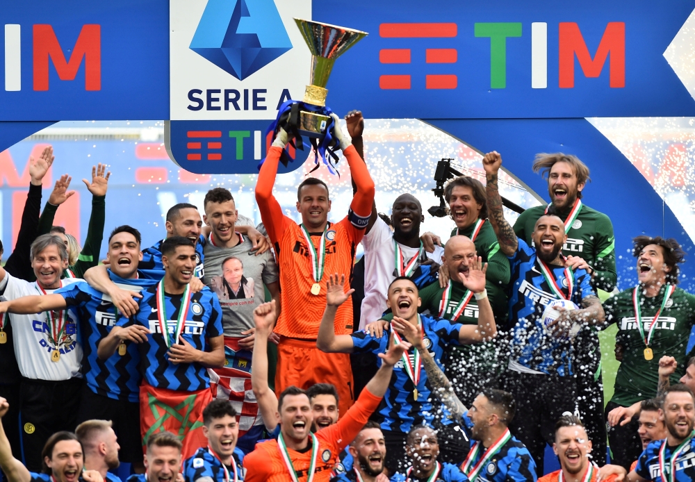 FILE PHOTO: Inter Milan celebrate with the trophy after winning Serie A at the San Siro, Milan, Italy, May 23, 2021 REUTERS/Massimo Pinca/File Photo