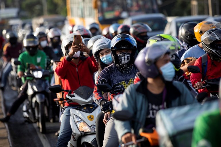 Motorists queue at a checkpoint on the first day of a two-week lockdown to prevent the spread of the highly infectious coronavirus Delta variant, in Quezon City, Metro Manila, Philippines, August 6, 2021. REUTERS/Eloisa Lopez