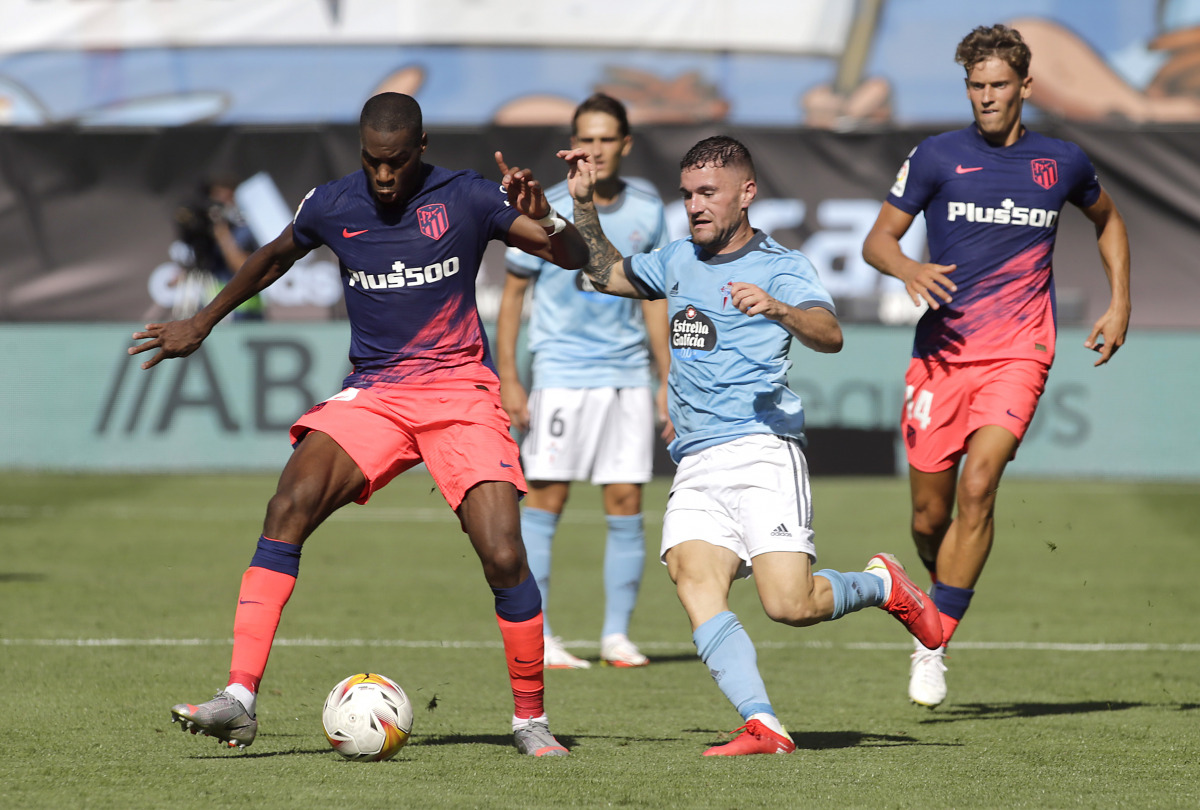 Soccer Football - LaLiga - Celta Vigo v Atletico Madrid - Estadio de Balaidos, Vigo, Spain - August 15, 2021 Atletico Madrid's Geoffrey Kondogbia in action with Celta Vigo's Javi Galan REUTERS/Miguel Vidal
