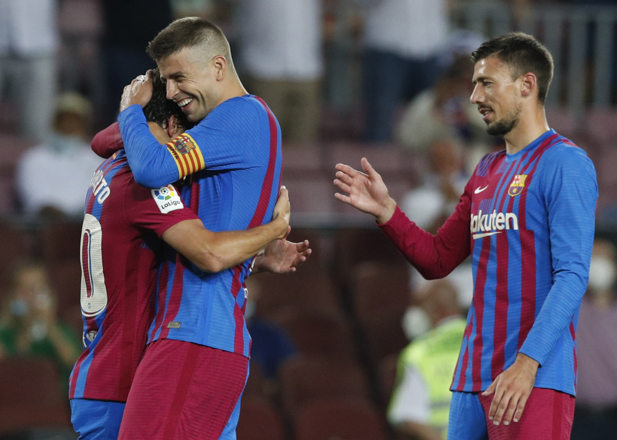 Soccer Football - LaLiga - FC Barcelona v Real Sociedad - Camp Nou, Barcelona, Spain - August 15, 2021 Barcelona's Sergi Roberto celebrates scoring their fourth goal with teammates REUTERS/Albert Gea

