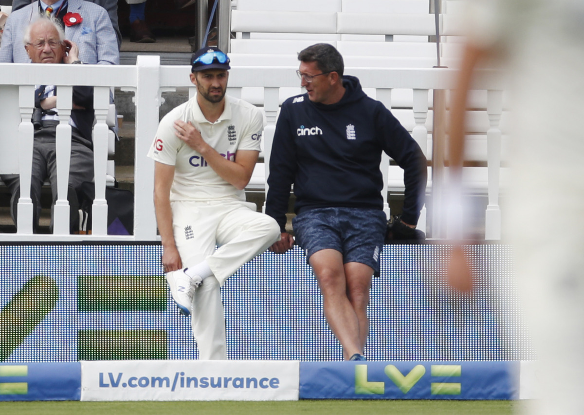 Cricket - Second Test - England v India - Lord's Cricket Ground, London, Britain - August 16, 2021 England's Mark Wood sits on the sidelines after sustaining an injury Action Images via Reuters/Paul Childs
