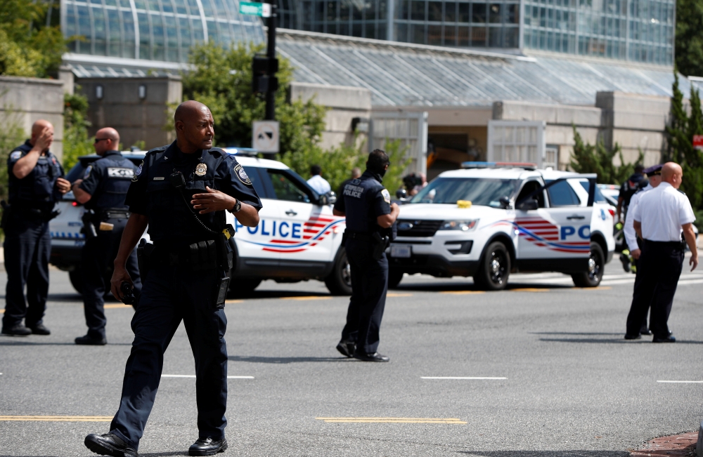 Police officers man a police barricade while responding to a bomb threat near the U.S. Capitol in Washington, U.S., August 19, 2021. REUTERS/Gabrielle Crockett

