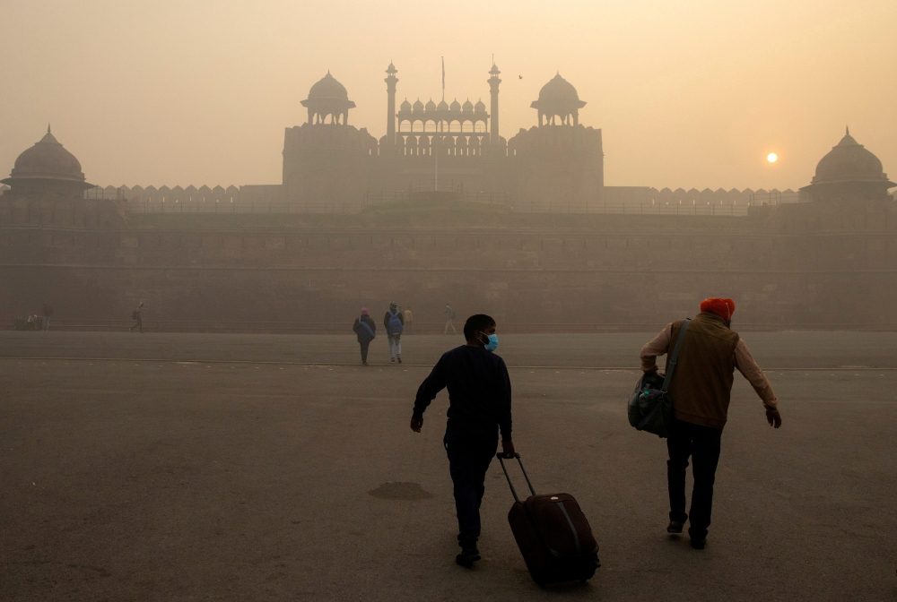 People arrive to visit the Red Fort on a smoggy morning in the old quarters of Delhi, India, November 10, 2020. REUTERS/Danish Siddiqui/File Photo