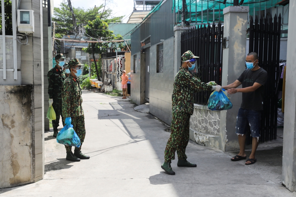 Vietnam soldiers deliver boxes with food into strict lockdown areas amid the coronavirus disease (COVID-19) pandemic in Ho Chi Minh, Vietnam, August 24, 2021. REUTERS/Stringer