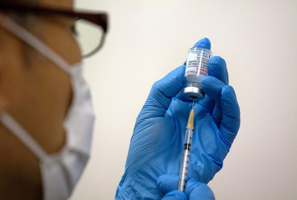 Medical staff prepares Moderna coronavirus disease (Covid-19) vaccine to be administered at the newly-opened mass vaccination centre in Tokyo, Japan, May 24, 2021. Carl Court/Pool via REUTERS/File Photo/File Photo