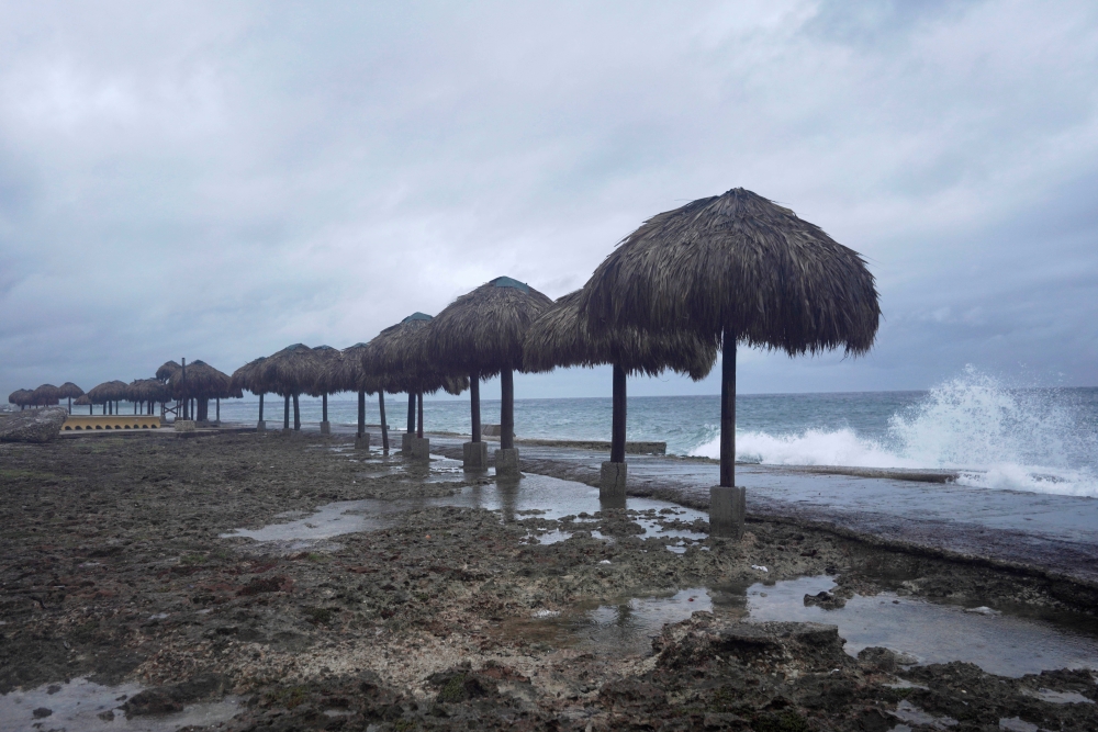 Waves splash at the seafront while Hurricane Ida approaches the island, in Havana, Cuba, August 27, 2021. REUTERS/Alexandre Meneghini