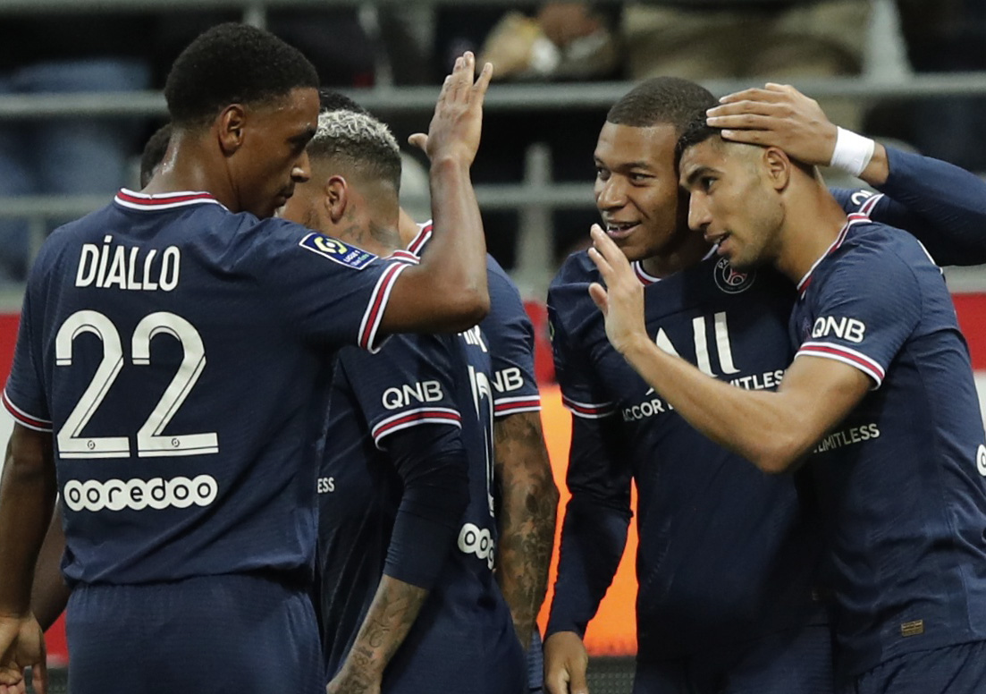 Soccer Football - Ligue 1 - Stade de Reims v Paris St Germain - Stade Auguste-Delaune, Reims, France - August 29, 2021 Paris St Germain's Kylian Mbappe celebrates scoring their second goal with teammates REUTERS/Benoit Tessier
