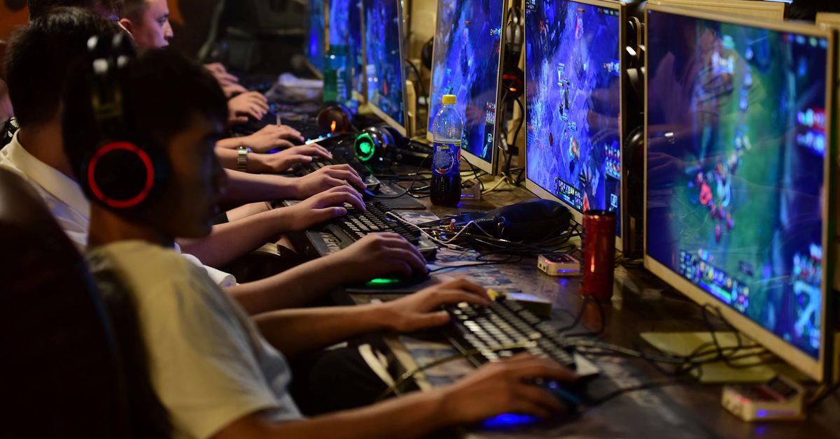 People play online games at an internet cafe in Fuyang, Anhui province, China August 20, 2018. REUTERS/Stringer
