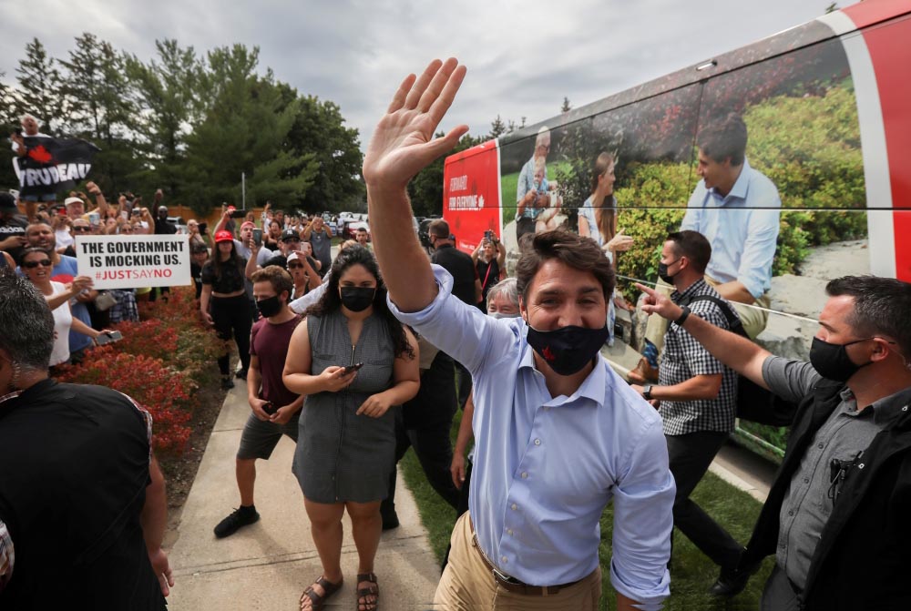 FILE PHOTO: Canada's Liberal Prime Minister Justin Trudeau waves during his election campaign tour in Nobleton, Ontario, Canada August 27, 2021. REUTERS/Carlos Osorio/File Photo
