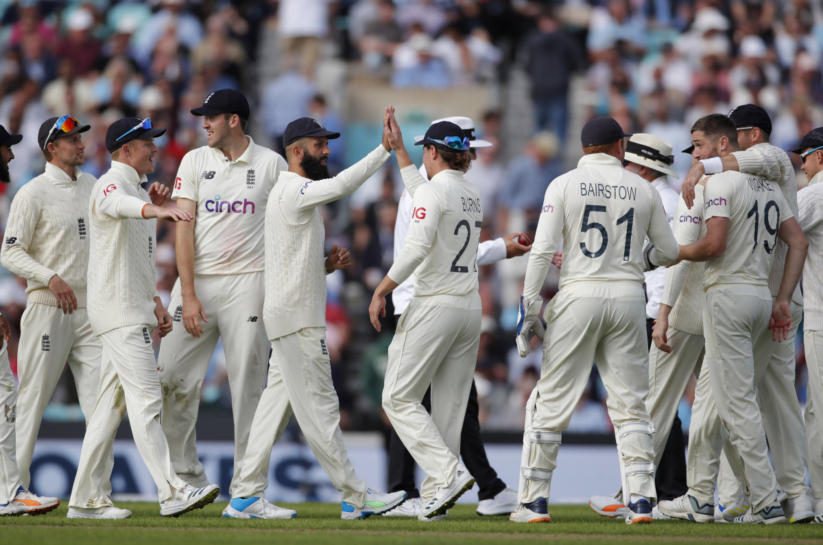 Cricket - Fourth Test - England v India - The Oval, London, Britain - September 2, 2021 England's Moeen Ali celebrates with teammates after taking a catch to dismiss India's Rishabh Pant off the bowling of England's Chris Woakes Action Images via Reuters/
