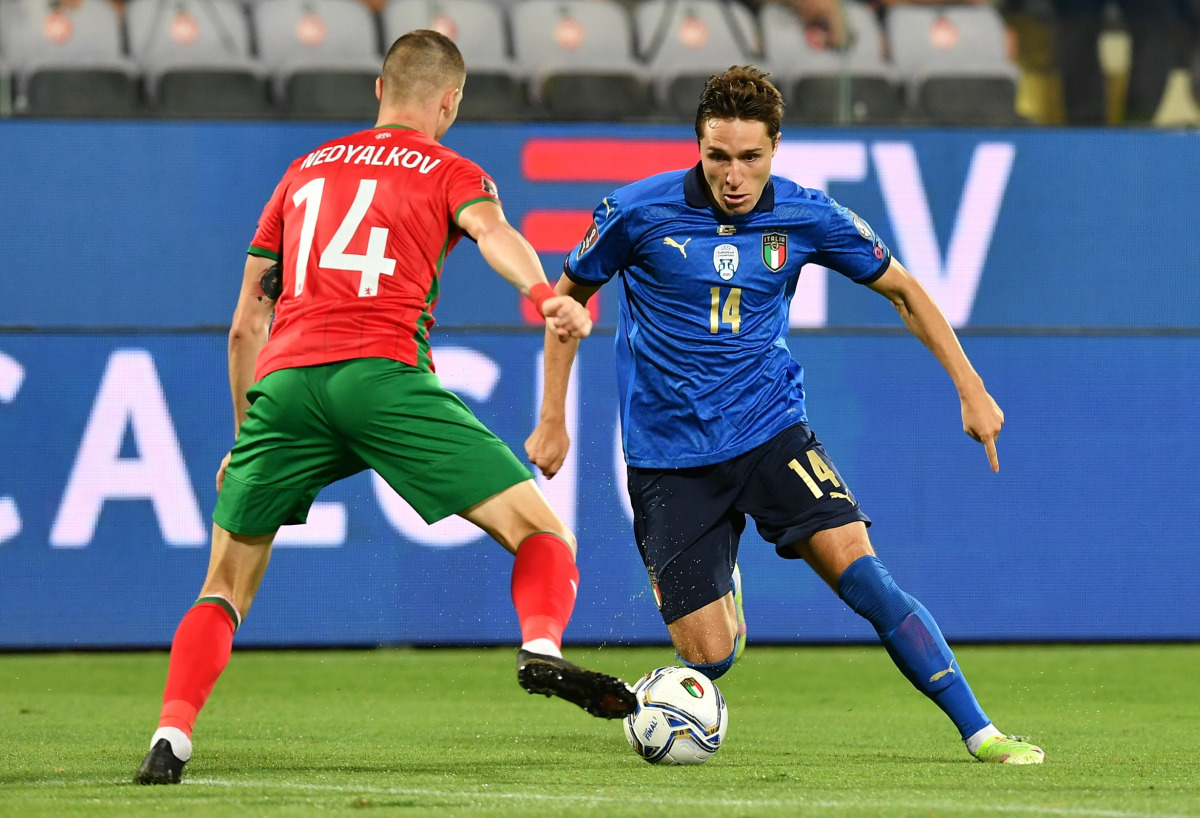 Soccer Football - World Cup - UEFA Qualifiers - Group C - Italy v Bulgaria - Stadio Artemio Franchi, Florence, Italy - September 2, 2021 Italy's Federico Chiesa in action with Bulgaria's Anton Nedyalkov REUTERS/Jennifer Lorenzini
