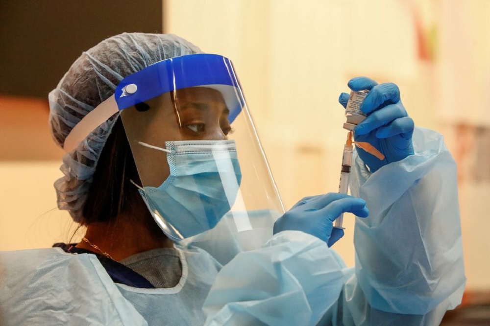 Medical assistant Mariasha Davis draws the Moderna COVID-19 vaccine into a syringe before people are inoculated at Trinity United Church of Christ in Chicago, Illinois, U.S., February 13, 2021. REUTERS/Kamil Krzaczynski/File Photo