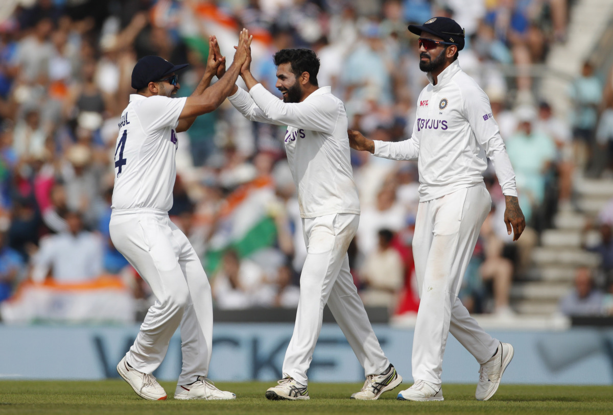 Cricket - Fourth Test - England v India - The Oval, London, Britain - September 6, 2021 India's Ravindra Jadeja celebrates with teammates after taking the wicket of England's Moeen Ali Action Images via Reuters/Andrew Couldridge
