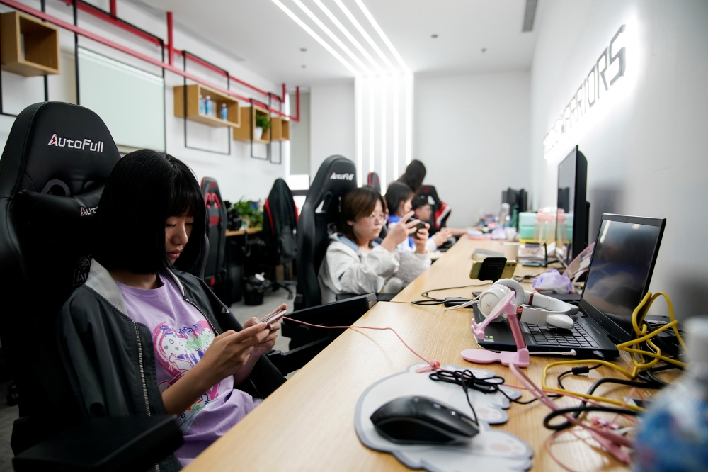 Rogue Warriors esports team members train for the game 