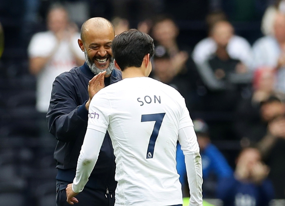 August 29, 2021 Tottenham Hotspur's Son Heung-min and manager Nuno Espirito Santo after the match REUTERS/David Klein