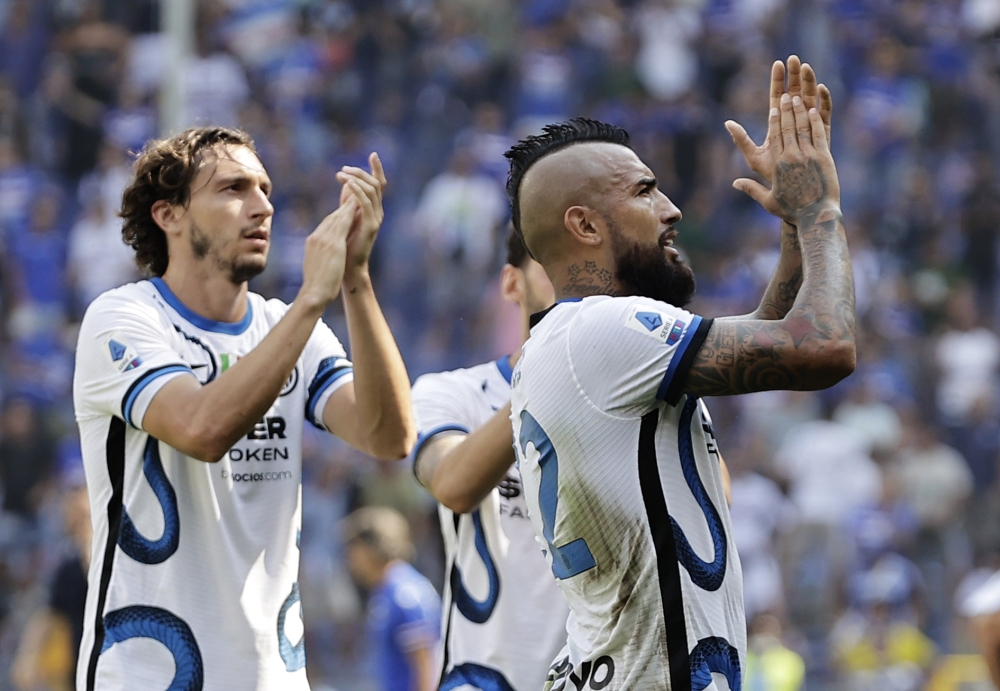 Inter Milan's Arturo Vidal applauds the fans with teammates after the match REUTERS/Ciro De Luca
