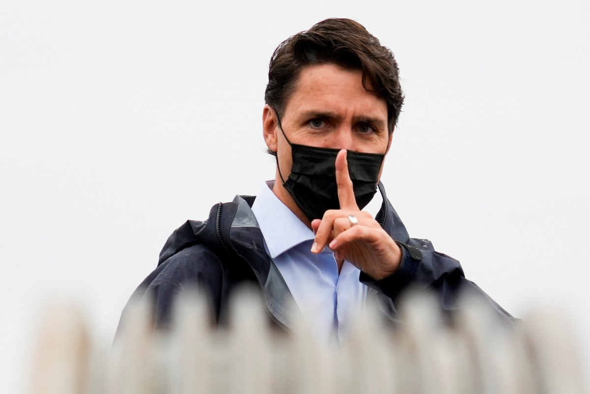 Canada's Prime Minister Justin Trudeau gestures to his staff after an election campaign stop in Richmond, British Columbia Canada September 14, 2021. REUTERS/Carlos Osorio
