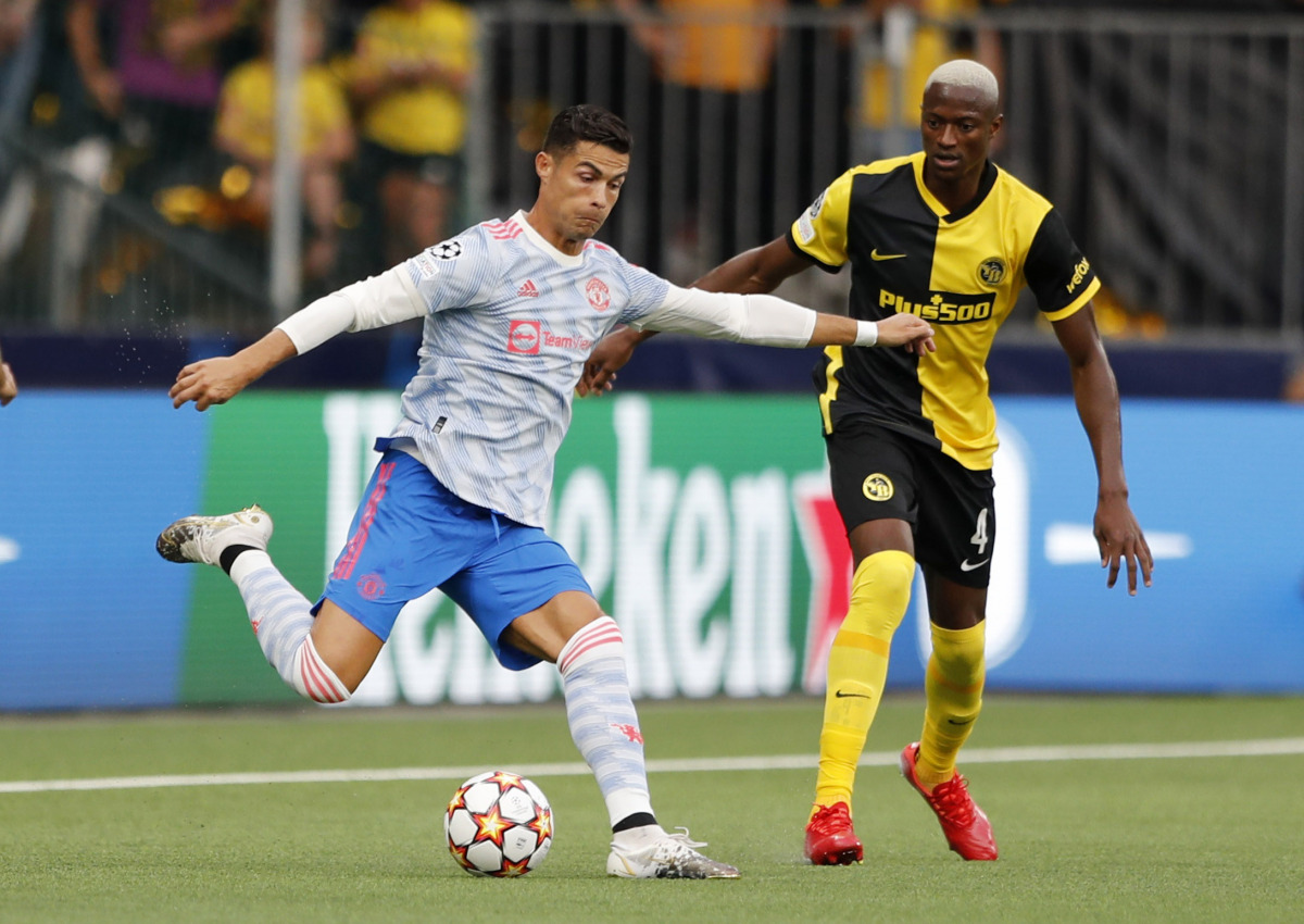 Soccer Football - Champions League - Group F - BSC Young Boys v Manchester United - Stadion Wankdorf, Bern, Switzerland- September 14, 2021 Manchester United's Cristiano Ronaldo in action with BSC Young Boys' Mohamed Ali Camara REUTERS/Arnd Wiegmann
