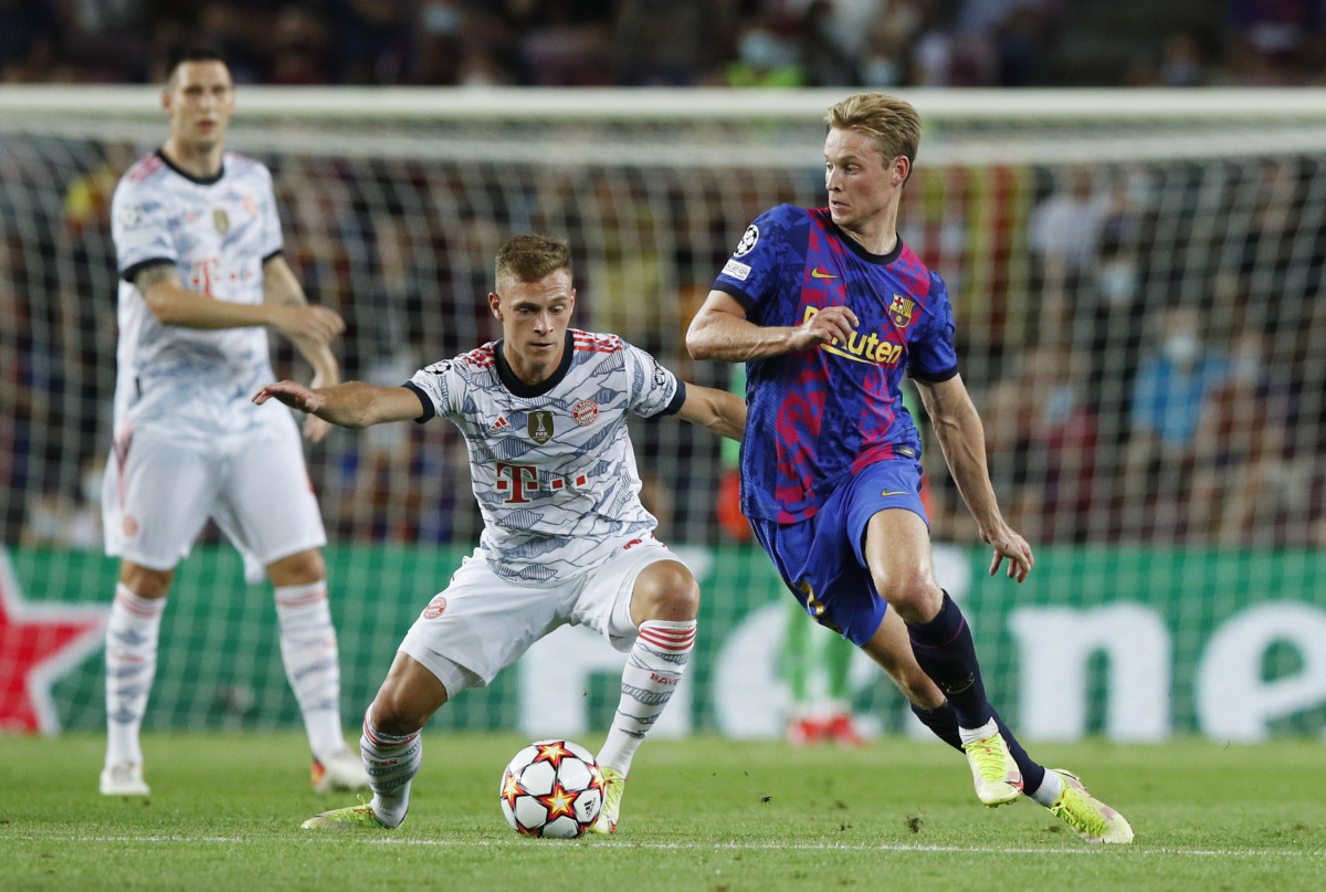 Soccer Football - Champions League - Group E - FC Barcelona vs Bayern Munich - Camp Nou, Barcelona, Spain - September 14, 2021 FC Barcelona's Frankie de Jong in action with Bayern Munich's Joshua Kimmich REUTERS/Albert Gea
