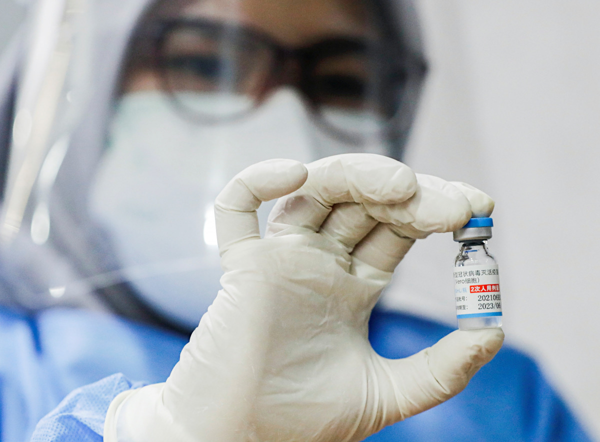FILE PHOTO: A healthcare worker shows a dose of Sinopharm vaccine against the coronavirus disease (COVID-19) during a mass vaccination program for foreigners in Jakarta, Indonesia, August 24, 2021. REUTERS/Ajeng Dinar Ulfiana/File Photo
