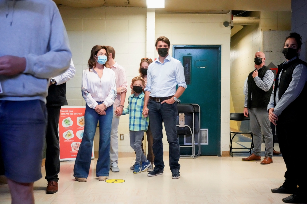 Canada's Liberal Prime Minister Justin Trudeau and his wife Sophie Gregoire wait a polling station to vote in the federal election in the Papineau riding of Montreal, Quebec, Canada September 20, 2021. REUTERS/Carlos Osorio
