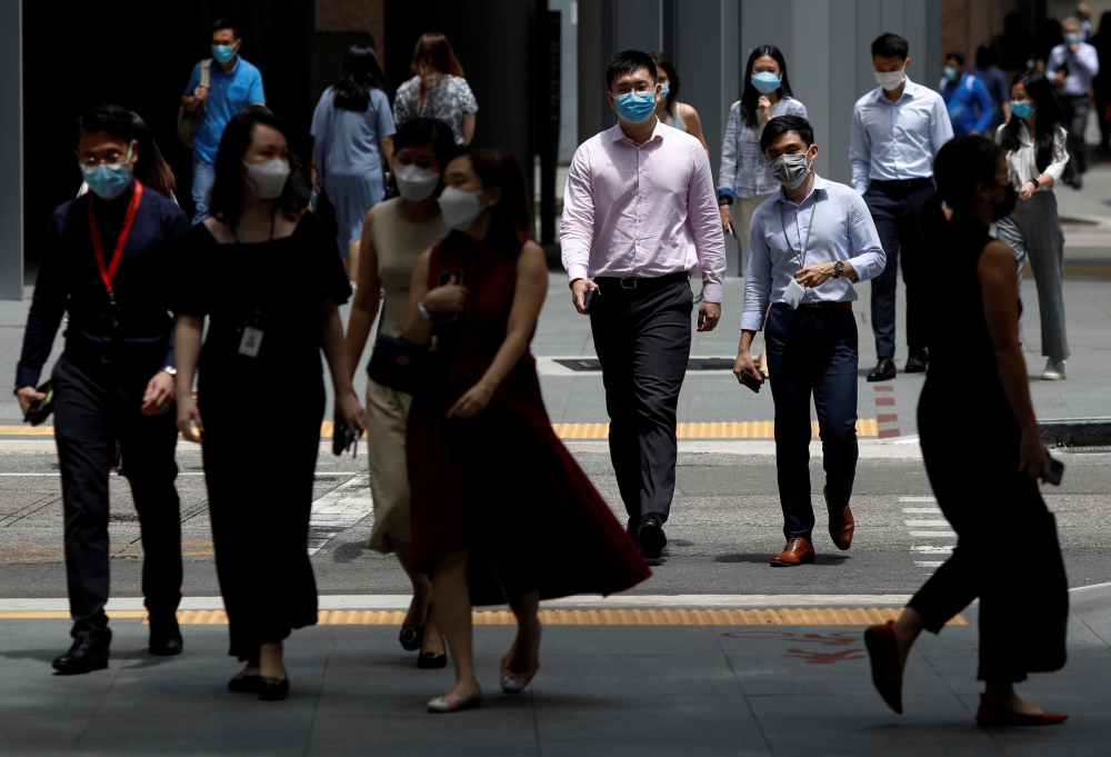Office workers spend their lunch breaks at the central business district during the coronavirus disease (COVID-19) outbreak in Singapore September 8, 2021. REUTERS/Edgar Su/File Photo