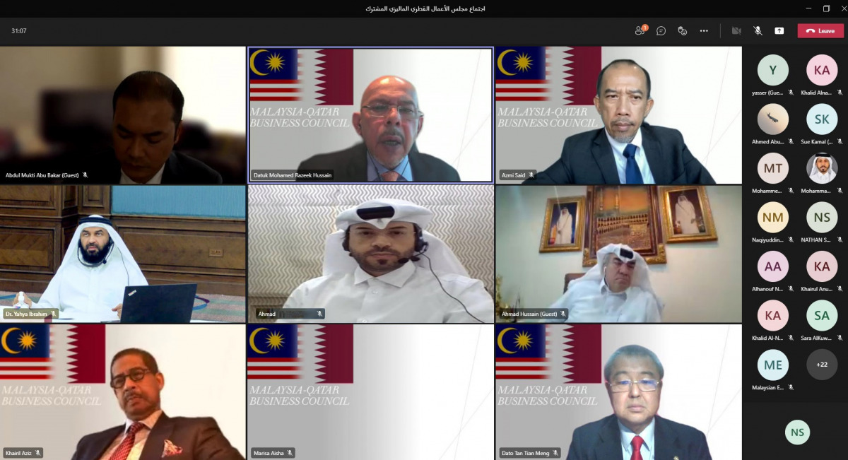 Qatar Chamber (QC) Board Member Dr. Mohamed Jawhar Al Mohamed and Malaysia-Qatar Business Council Chairman Mohamed Razeek Hussain, with other officials, during the virtual Qatar-Malaysian Business Council meeting hosted by the QC, yesterday. 