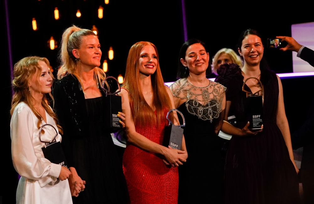 Award winners actor Flora Ofelia Hofmann Lindahl, director Tea Lindeburg, actor Jessica Chastain, producer Gabi Suciu and director and producer Alina Grigore pose for a picture during the awards ceremony at the San Sebastian Film Festival in San Sebastian