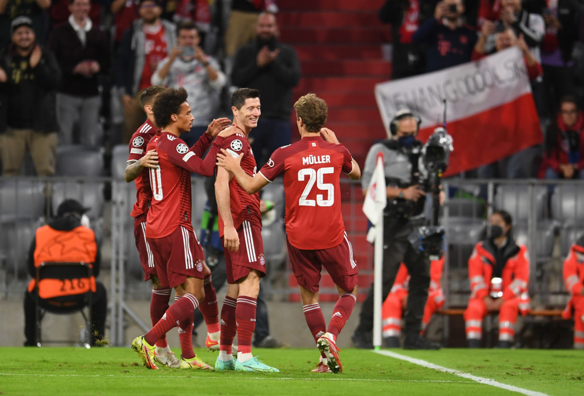 September 29, 2021 Bayern Munich's Robert Lewandowski celebrates scoring their first goal with teammates REUTERS/Andreas Gebert
