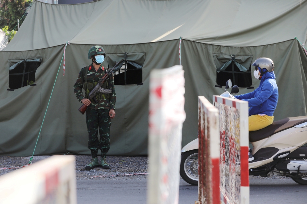 A military checkpoint is seen during lockdown amid the coronavirus disease (COVID-19) pandemic in Ho Chi Minh, Vietnam August 23, 2021. REUTERS/Stringer/File Photo